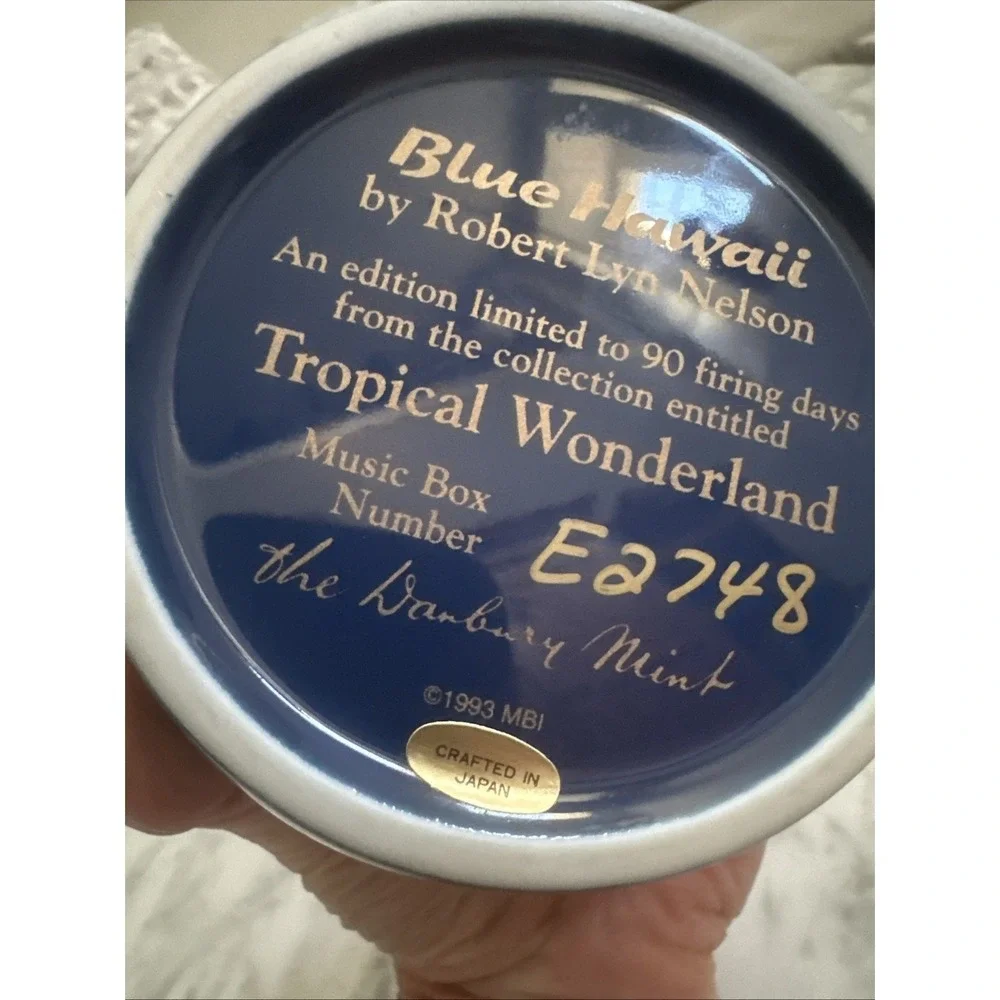 THE DANBURY MINT DOLPHINS BLUE HAWAII TROPICAL WONDERLAND PORCELAIN MUSIC BOX